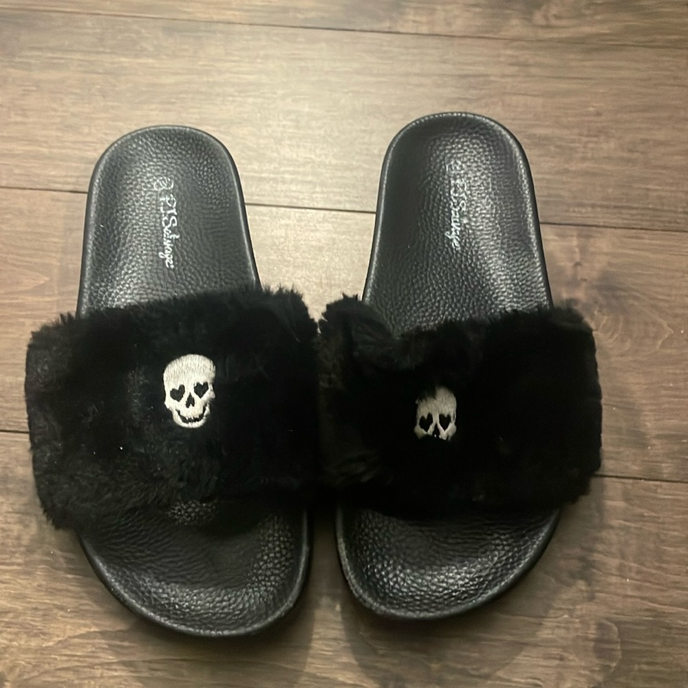 Pj salvage black skull fluffy slides